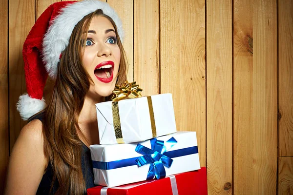 Mujer sorprendida sosteniendo cajas de regalo —  Fotos de Stock