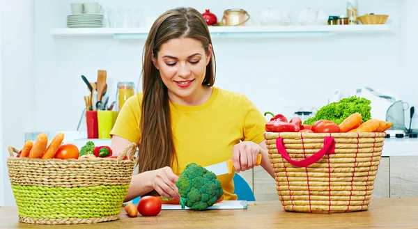 Donna felice in cucina — Foto Stock