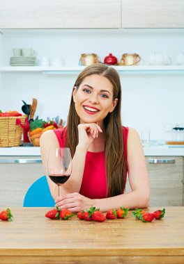 kırmızı şarap cam olan kadın