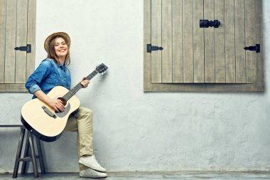 akustik gitar ile kadın 