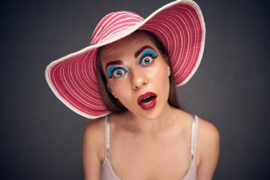 kadın giyiyor yaz plaj şapka