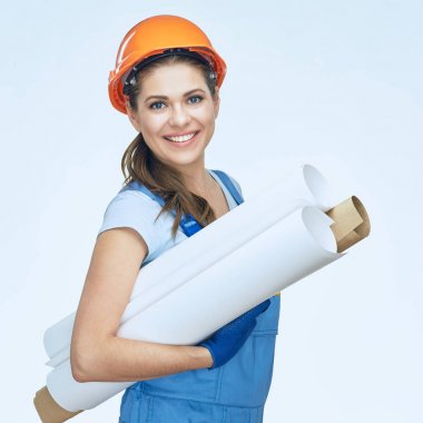 kadın mimar kağıt planları ile