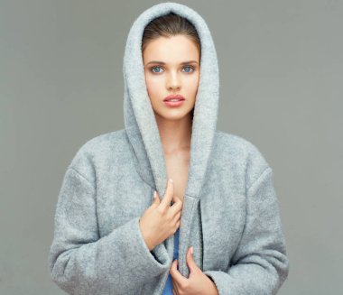 büyük başlık ile gri ceket giyen kadın