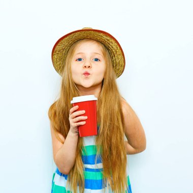 Kupası tutan sarı saçlı kız 