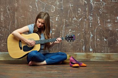 Güzel genç kadın oyun gitar.