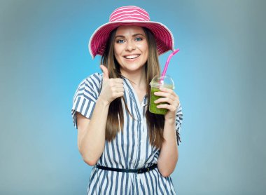 Başparmak güler yüzlü içki tutan gülümseyen kadın ortaya çıktı. 