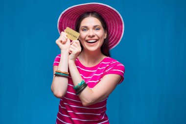 Kadın giyiyor plaj şapka credir kartı ile poz gülümseyen