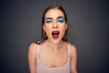 Güzel ve çekici bir kadın sanatçı makyaj yapar.