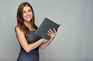 Okul öğretmen holding kitap gülümseyen.