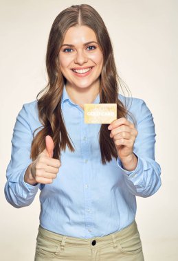 başparmak kredi kartı tutan genç kadın ortaya çıktı.