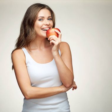 gülümseyen kadın ısırıkları Kırmızı elma. 