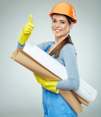 Kadın builder mimar başparmak sırıtmak. Gri izole portre.