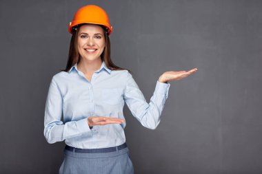 kadın Oluşturucusu'nda koruyucu kask üzerinde kopya alanı parmakları işaret 