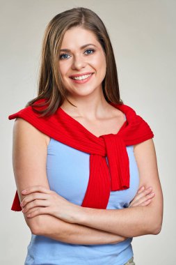 Gülümseyen rahat giyimli kadın çapraz kolları ile ayakta 