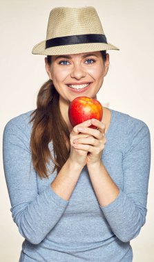 Kırmızı elma ve genç mutlu modeli izole portre. 