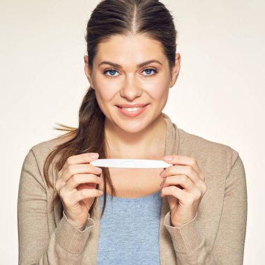 hamile testi tutan kadın 