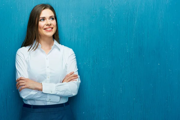 Mavi Duvar Arka Plan Beyaz Gömlek Giymiş Genç Kadını Gülümseyen — Stok fotoğraf