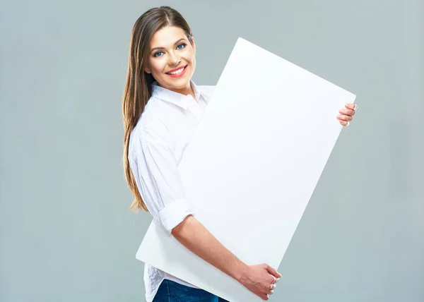 Empresária segurando placa de sinal em branco — Fotografia de Stock