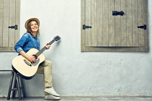 Wanita dengan gitar akustik — Stok Foto