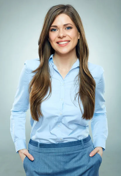 Kadını Gülümseyen Gri Arka Plan Üzerinde Duran Mavi Gömlek Giymiş — Stok fotoğraf