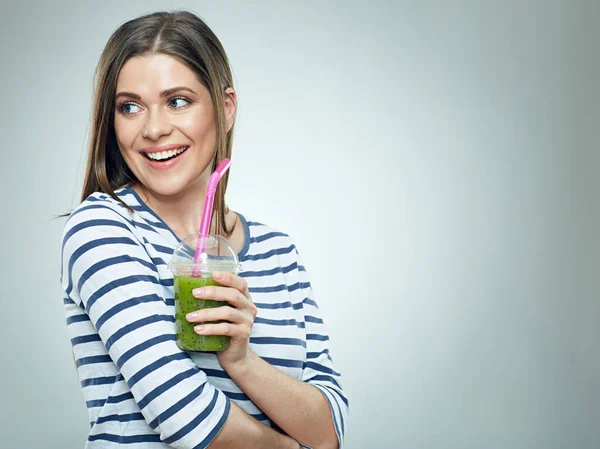 Mujer sosteniendo vaso con jugo — Foto de Stock