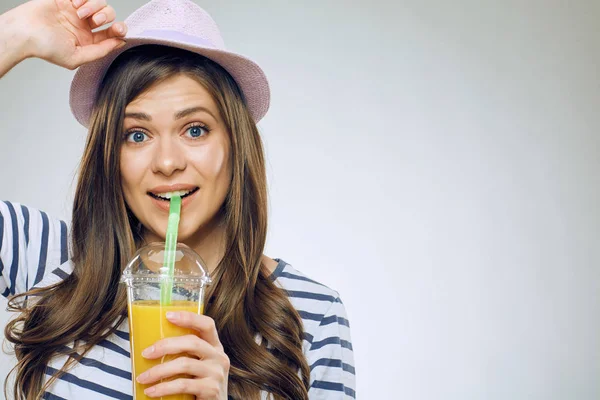 Portakal suyu içen kadın 