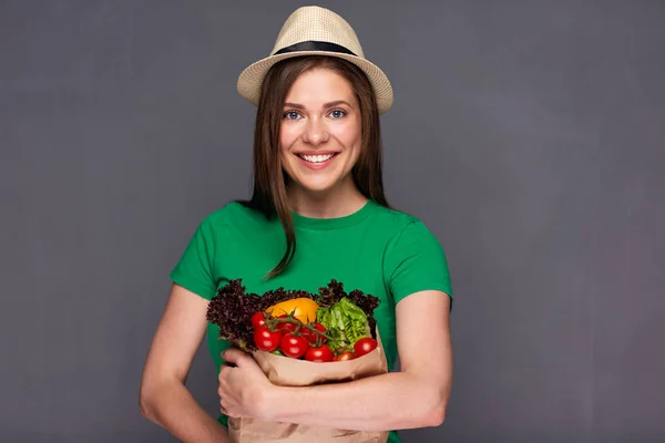 Uśmiechnięta Kobieta Kapeluszu Trzyma Worek Papierowy Warzywami Szarym Tle — Zdjęcie stockowe