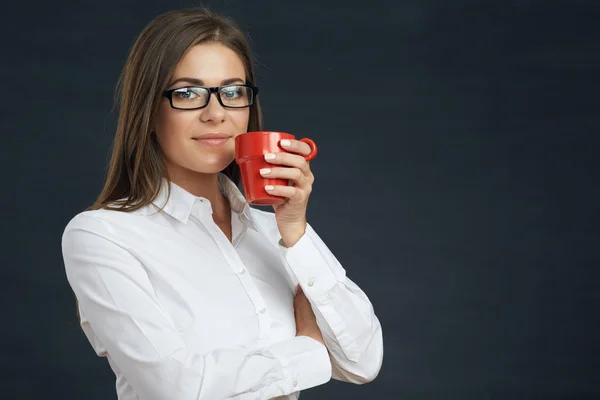 Uśmiecha się kobieta biznesu z filiżanki kawy — Zdjęcie stockowe