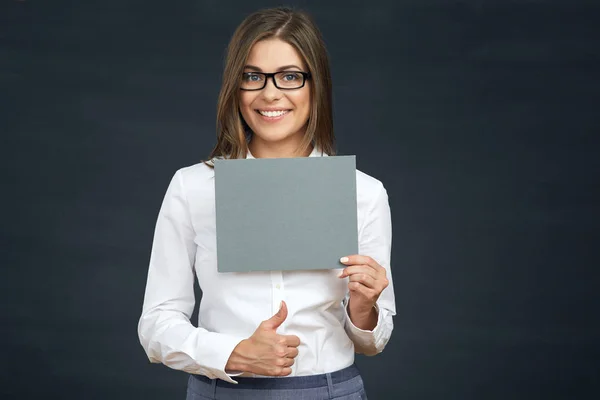 Usměvavá Podnikatelka Drží Prázdné Desky Ukazuje Palec — Stock fotografie