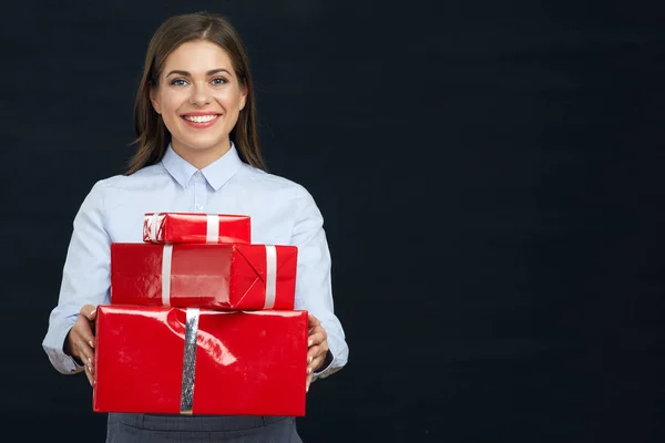 Donna d'affari in possesso di scatole regalo rosse — Foto Stock