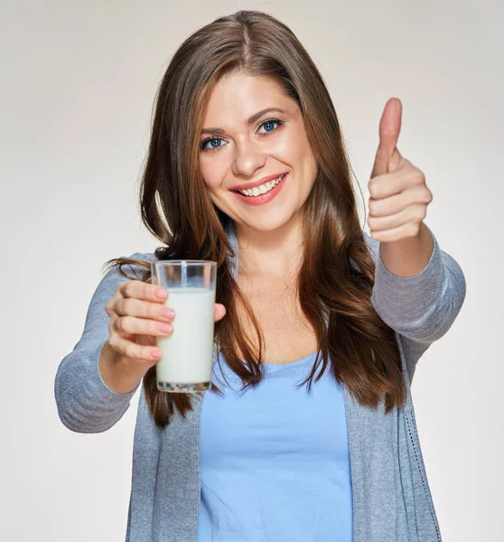 Frau hält Glas mit kalter Milch — Stockfoto