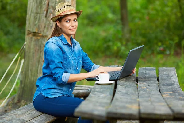 Bahçe içinde laptop ile kadın