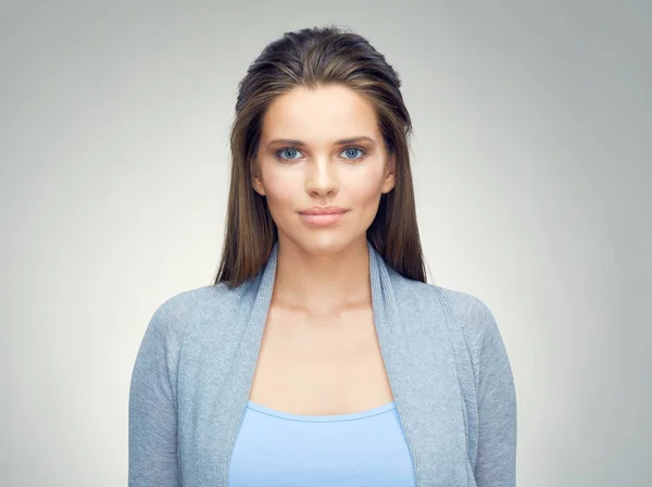 Mooie Casual Gekleed Jonge Vrouw Kijken Camera — Stockfoto