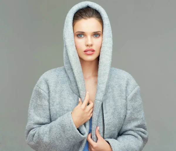 Mujer con abrigo gris con capucha grande —  Fotos de Stock