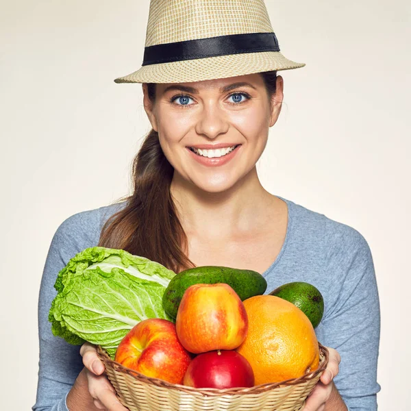 Lachende Jonge Vrouw Met Rieten Mand Met Groente Fruit — Stockfoto