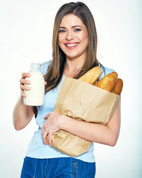 Улыбающаяся женщина с хлебом и молоком — стоковое фото