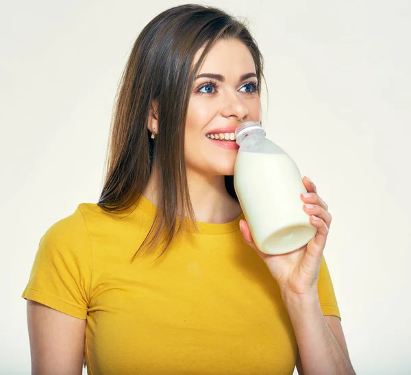 Wanita minum susu dari botol — Stok Foto