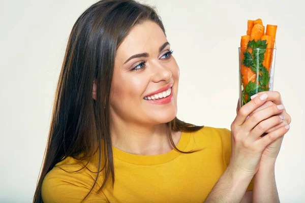 Женщина держит стекло с морковью — стоковое фото