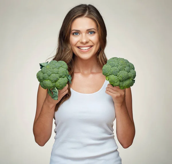 Frau mit grünem Brokkoli — Stockfoto