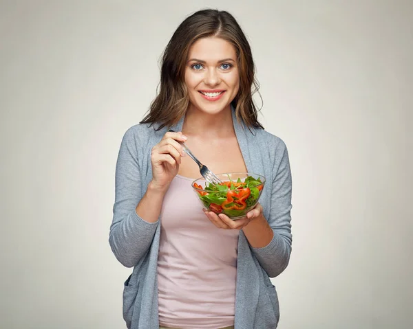 Jovem mulher comendo salada vegetal — Fotografia de Stock