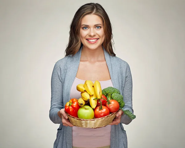 Mulher segurando cesta de vime com frutas — Fotografia de Stock