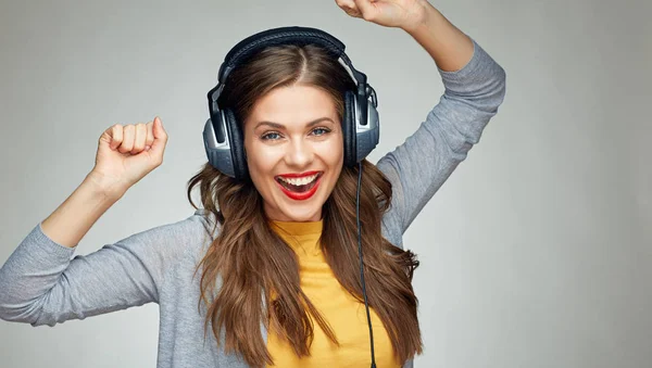 Γυναίκα να ακούτε μουσική στα ακουστικά μεγάλο — Φωτογραφία Αρχείου