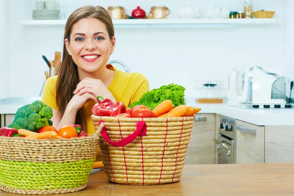 Vrouw met groenten op rieten mand — Stockfoto