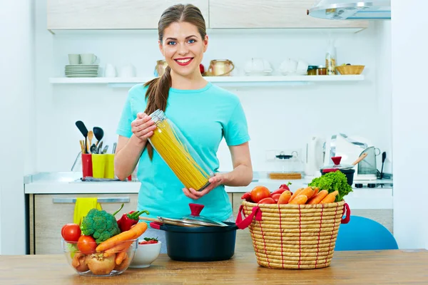 Lachende vrouw met lange spaghetti — Stockfoto