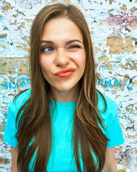 Makul şüphe. Duygusal kadın komik yüz