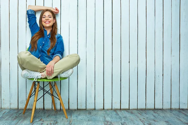 Mujer sonriente sentada en la silla . — Foto de Stock