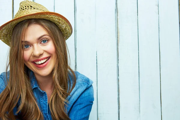 Sonriente cara de mujer de cerca retrato . — Foto de Stock