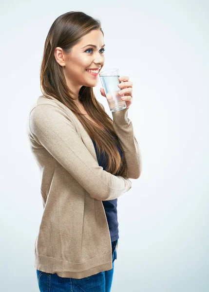 Sorridente donna bicchiere d'acqua. Fondo bianco — Foto Stock