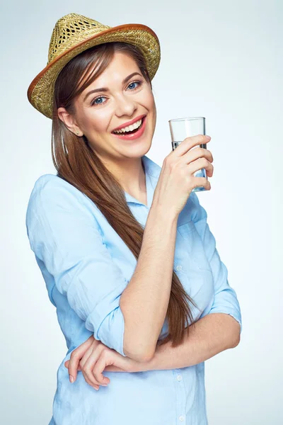 Retrato de una joven moderna sosteniendo un vaso de agua . — Foto de Stock