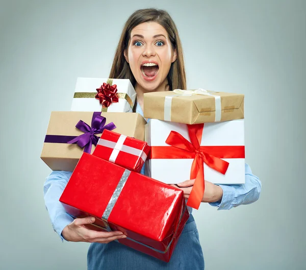 Jovem mulher de negócios feliz segurando pilha de presentes . — Fotografia de Stock